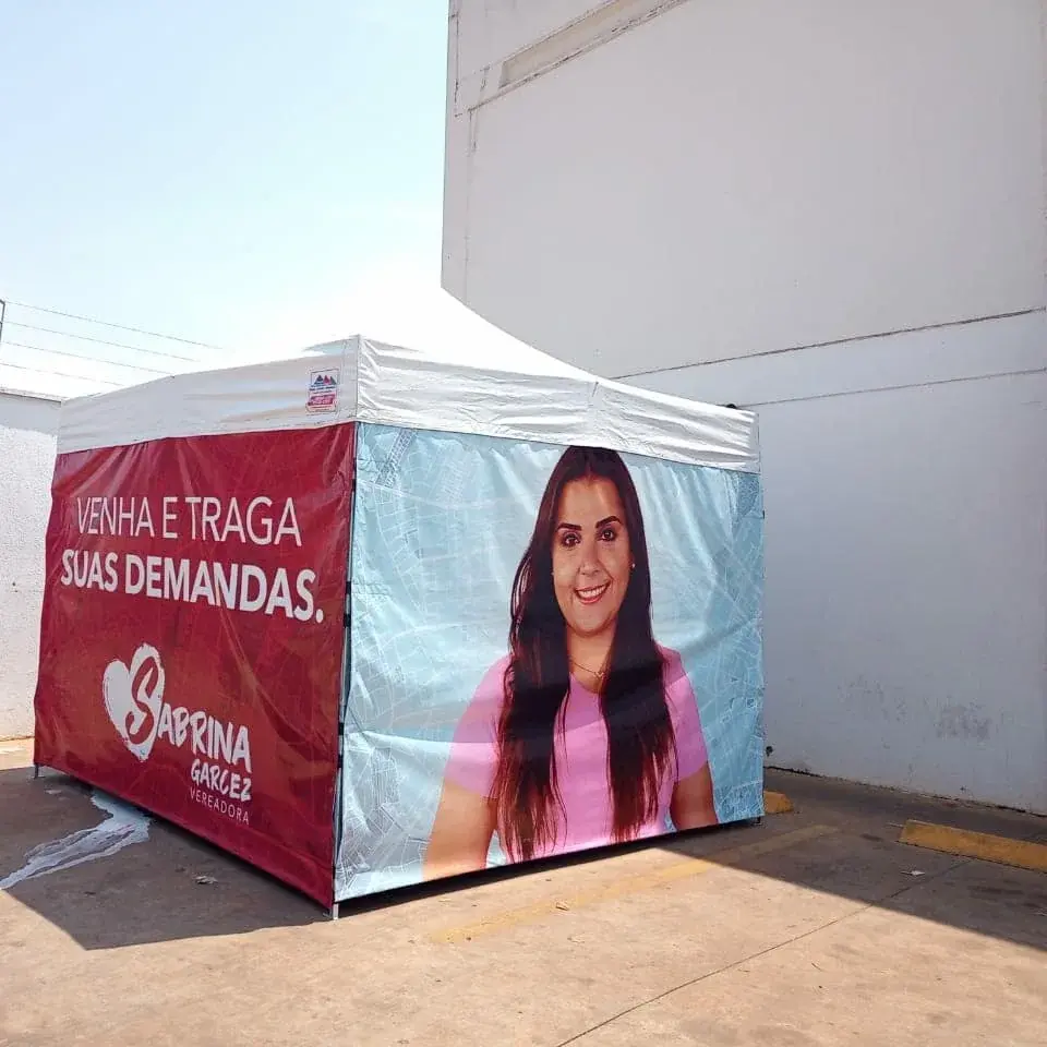 Tenda branca com painéis laterais impressos em vermelho e azul-claro