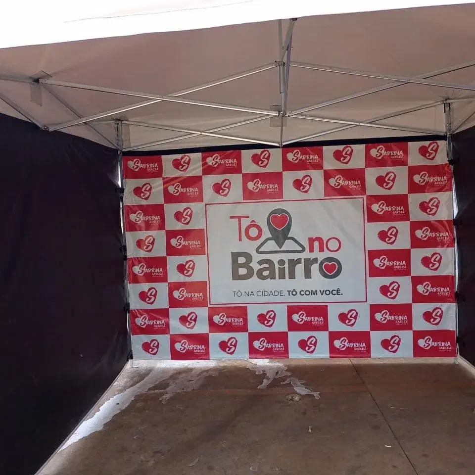 Interior da tenda com painel de fundo impresso e estrutura articulada visível
