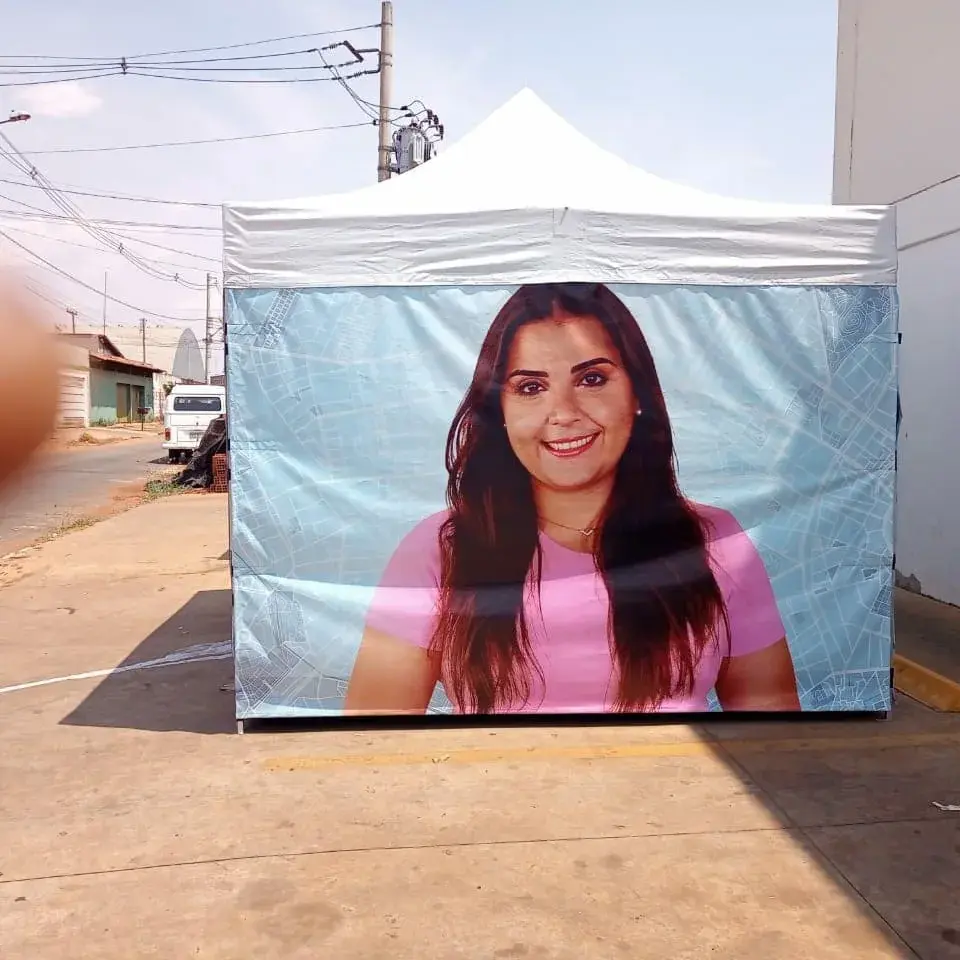 Painel lateral azul-claro com fotografia impressa sob cobertura branca