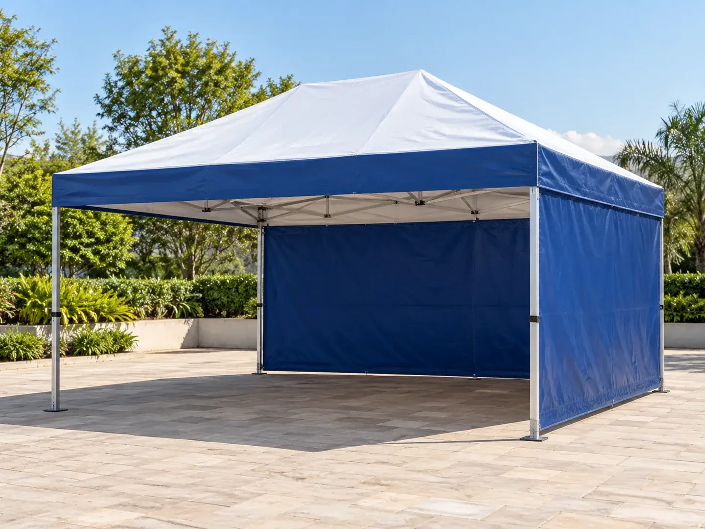Tenda personalizada com fechamento lateral parcial — imagem ilustrativa gerada por IA