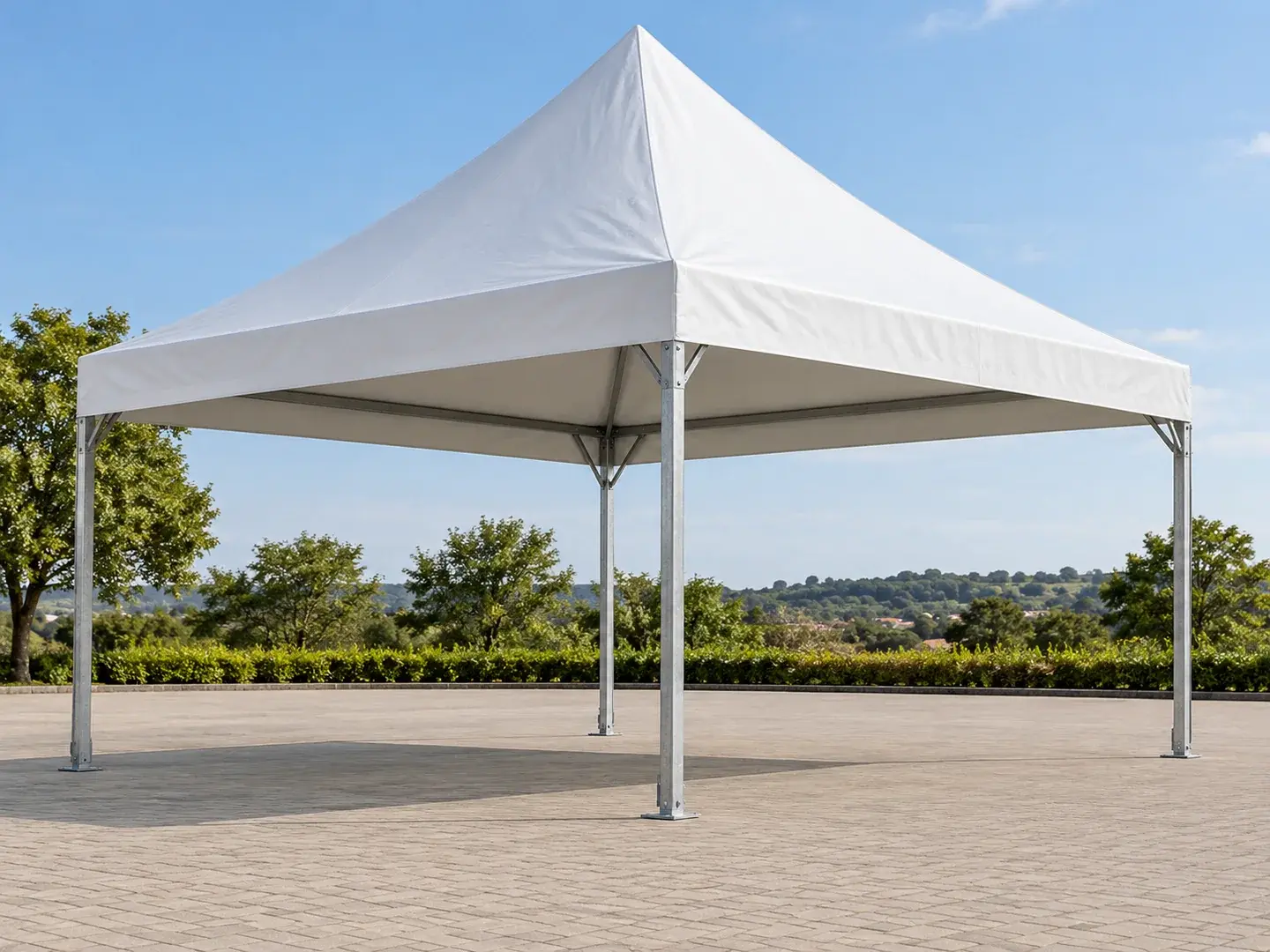 Tenda piramidal montada em área externa — imagem ilustrativa gerada por IA